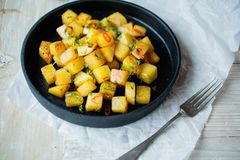 Stekt kålrot i terninger med chilli og urter.