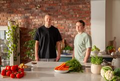 Erling Braut Haaland og Aron Espeland under innspilling