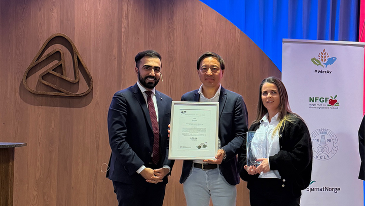 BAMA vant pris for sunnere markedsføring. F.V.: Usman Mushtaq (statssekretær i Helse- og omsorgsdepartementet), Jon Eivind Fornes (marketingdirektør BAMA), Carina Rebtun Andresen (marketingsjef BAMA)