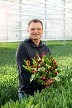 Sebastian Schouten er blomstergartner og dyrker 20 millioner tulipaner i året.