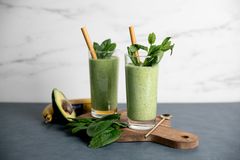Smoothie med avokado, banan og mynte er friskt og godt