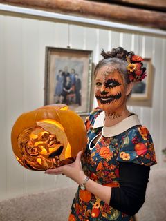 En halloween-pyntet Inga Dalsegg med vinnerbidraget.