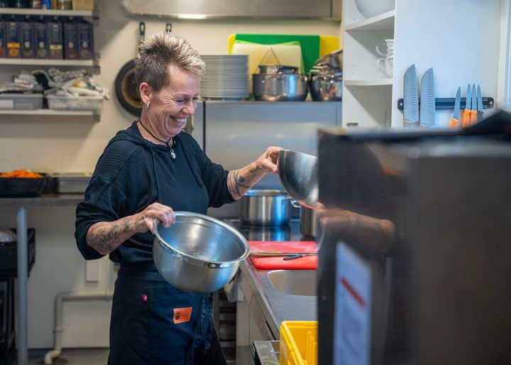Her foregår forberedelser til næringsrike, velsmakende måltider i godt selskap. Stedet er Kirkens Bymisjons kafé i Kristiansand.