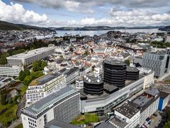 Media City Bergen åpnet i 2017 som den første skandinaviske medieklyngen. TV 2 har vært med siden åpningen av Media City Bergen, og forlenger nå sin leieavtale. Eiendommen i Lars Hilles gate 30 eies i fellesskap av Entra og OPF.