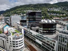 TV 2 øker med 800 nye kvadratmeter i Media City Bergen fra høsten 2025, og vil da leie totalt 9400 kvadratmeter av Entra og OPF. Allmennkringkasteren forlenger samtidig sin leieavtale til 2030, med opsjoner til 2042.