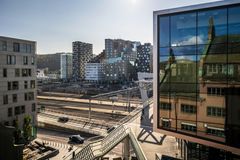Schweigaards gate 15B ligger tett på Barcode. Gangbrua som forbinder Schweigaardsgate og Grønland med Barcode og Bjørvika er en integrert del av bygget, og herfra er det også direkte tilgang til sporene ved Oslo S.