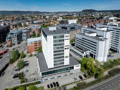 Kontorbygget har store vindusflater og gode lysforhold. Flere av de øvre etasjene kan i tillegg by på flott utsikt over by og fjord. Foto: Magent.no