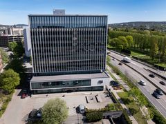 Kontobygget ligger svært sentralt tett opp mot E6 og Grenseveien. Foto: Magent.no