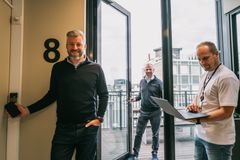 Hverdagen blir enklere for brukere av byggene og eiendomsforvaltere når Entra tar i bruk adgangskort via mobilens digitale lommebok. F.v. Anders Borchsenius, CEO i Welcome Workdays, Espen Firing, Key Account Manager ARX i ASSA ABLOY og Jon Anders Sæthre, teknisk rådgiver i Entra.