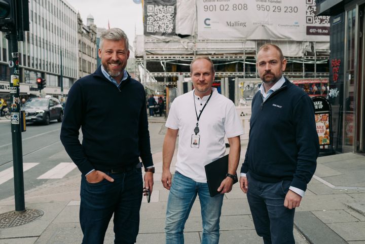 Et nytt samarbeid gjør adgangen til Entras kontorbygg mobil, sikker og sømløs. F.v. Anders Borchsenius, CEO i Welcome Workdays, Jon Anders Sæthre, teknisk rådgiver i Entra og Espen Firing, Key Account Manager ARX i ASSA ABLOY.
