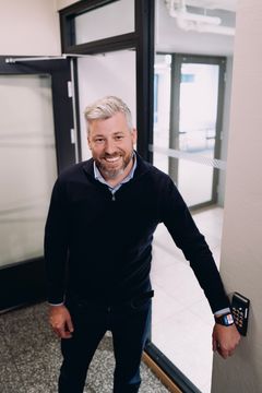 Anders Borchsenius i Welcome Workdays smiler bredt over at mobil adgangskontroll er i ferd med å rulles ut i en rekke av Entras kontorbygg.