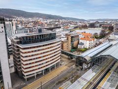 Kaigaten 9 ligger ved Bergens største kollektivknutepunkt med buss, Bybanen og tog i umiddelbar nærhet. Entra skal nå rehabilitere og modernisere eiendommen innen Tide flytter inn i 2027.