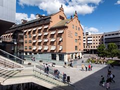 Tollgaarden befinner seg i krysningspunktet der Oslo møtes. Her ligger gangbroa mellom Grønland og Barcode, med sporene til Oslo S under. Foto: Magent.no