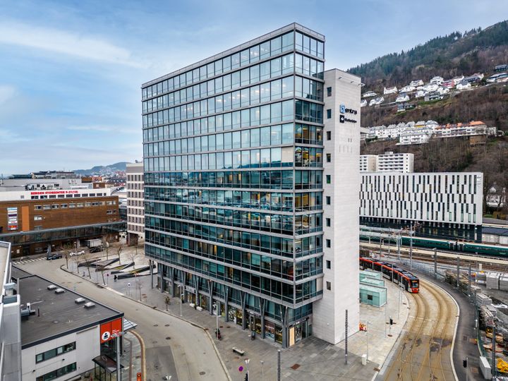 Husbanken vest flytter i 2026 til Nonnesetergaten 4 i Bergen. Her får de selskap av blant andre Skatteetaten, Fonn Group og Direktoratet for høyere utdanning og kompetanse. Entra melder at prosjektet per nå er 89 % utleid.