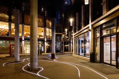 Lyset på Tullin er etablert i slynger langs bakken og trekker folk innover i passasjene. I kvartalet finner du flere ulike kafeer og restauranter. Foto:  Nicki Twang / Pixel & Co