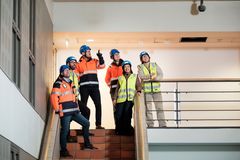 Pål Aglen, konserndirektør Bygg i Skanska, Per Ola Ulseth, direktør prosjektutvikling i Entra, Håvard Tjore, distriktssjef for Vestland i Skanska, Kristina Folkedal, prosjektsjef i Skanska, Maria Rosabelle Williams, eiendomssjef i Entra og Inger Aas, prosjektsjef i Entra, på befaring i Kaigaten 9. Foto: Trond Reksten - Magent fotografer