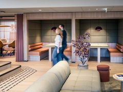 Brynsengfaret 6 ble totalrenovert i 2025. Eiendommen har det meste leietakere ønsker seg på arbeidsplassen som personalrestaurant, bemannet resepsjon, møteromssenter, treningsrom, garderober, parkeringskjeller med ladeplasser, innvendig sykkelparkering og kort vei til kollektivknutepunkt.