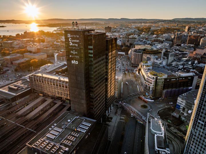 Posthuset ligger rett ved Oslo S med umiddelbar nærhet til byens kollektivtilbud. Foto Knut Neerland Magent.no