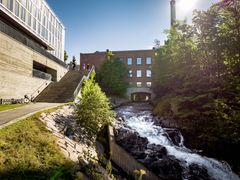 Brynsengfaret 4 er nok  det eneste kontorbygget i Norge hvor det renner en elv tvers gjennom bygget. Foto:  Knut Neerland - Magent AS
