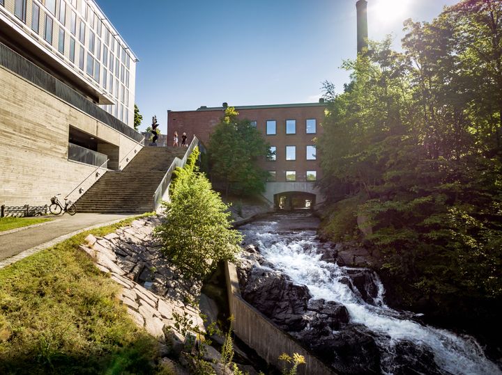 Brynsengfaret 4 er nok  det eneste kontorbygget i Norge hvor det renner en elv tvers gjennom bygget. Foto:  Knut Neerland - Magent AS