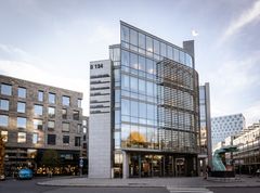 Drammensveien 134 er et moderne kontorbygg med kort avstand til Skøyen stasjon. Foto : Knut Neerland - Magent.no