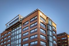 Grensesvingen 7 er et kontorbygg som ligger midt på Fyrstikktorget på Helsfyr, med umiddelbar nærhet til t-bane og til alle de ulike servicefasilitetene Helsfyr har å by på. Foto: Knut Neerland - Magent.no