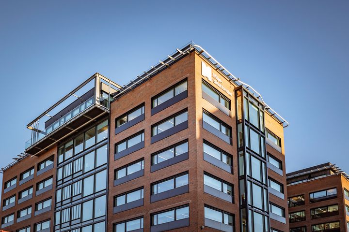 Grensesvingen 7 er et kontorbygg som ligger midt på Fyrstikktorget på Helsfyr, med umiddelbar nærhet til t-bane og til alle de ulike servicefasilitetene Helsfyr har å by på. Foto: Knut Neerland - Magent.no