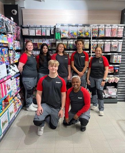 Deler av Europris Arkaden City-gjengen: Fra venstre, Anita Opstad, Selin Namin, Susanne A. Tjøstheim, Robin Hagen, Stine Ø. Austerheim. Nede til venstre: Aleksander Bjørvig og Dawit Kahsay.