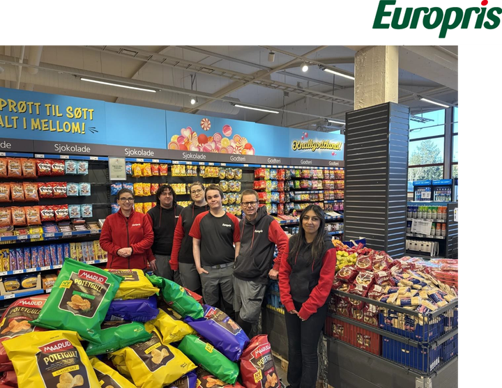 Europrismededarbeidere klare for å ønske kundene velkommen i Røykenveien 142. Fra venstre NK Ilona Unikauskiene, Andrzej Pieszczoch, Frøydis Veronica Rasmussen, Sirius Lloyd Thorbjørnsen, butikksjef Morten Karlsen og Raniya Irfan.