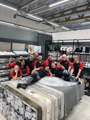 Europris Vollebekk-teamet med flere: Fra venstre foran: Israa Azeez Ahmed (NK), Ika Lagem (Butikksjef Strømmen). Fra venstre nest bakerst: Heidi Beate Bråthen(Butikksjef Rælingen), Geertha Siriskantharajah, Butikksjef Ahmet Karabiyik, Mehmet Erdem(Butikksjef Sandvika), Ahmet Yan (NK) Robert Brakteat, Geir Solberg (Ep Furuset). Venstre til Høyre bakerste rad: Abdulazim Hakim, Anders Hefre (Ass.butikksjef Lillestrøm).