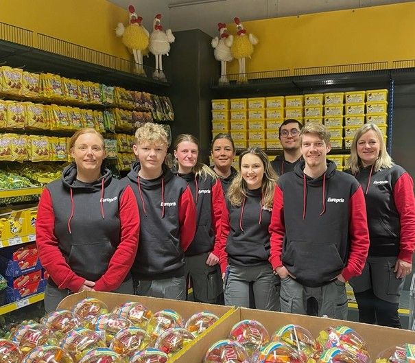 Europris Grim-laget fra venstre; Assisterende butikksjef Carina Haddeland Bakke, Elias Nateland, Anna Helene Salvanes, Monica Andersen, Martha Grindalen Berge, Bjørn Hansen, Tim Hovden Busch, Butikksjef Monica Ingebretsen