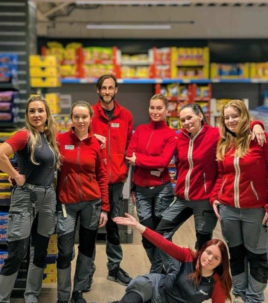 Europris Tromsdalen-gjengen: Fra venstre: Tine Amanda Karlsen, Nea Hirvonen, Magnus Grahm, Emma Bakkmyr, Marianne Linnes, Emma Fjellstad. Nederst: Ane Sparr.
