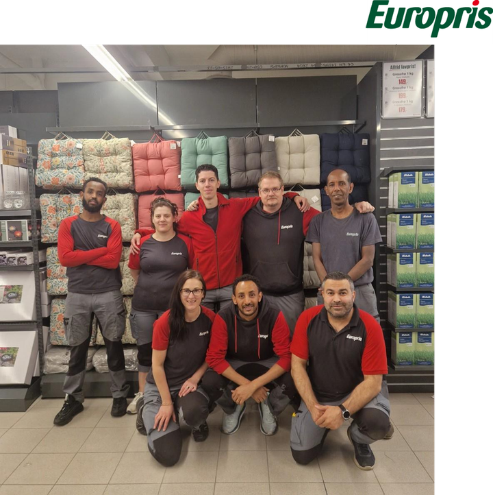 Europris Sandvika-gjengen. Øverste rekke fra venstre: Abdishakur Jimale, Iona Malene Koksvik, Yazan Ammar Othman, Christian Westerfors og Samsom Zemuy Andemeskel. Nederste rekke fra venstre: Merilen Meokas, Mengistab Gebreyesus og butikksjef Mehmet Erdem.