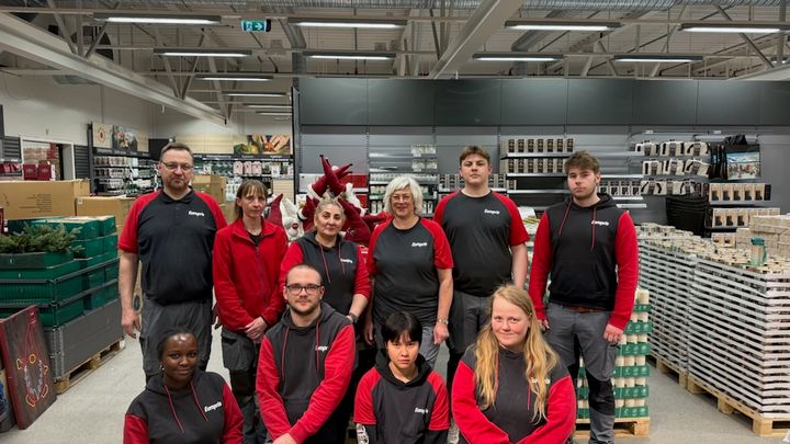 Eurorpris Finnsnes-gjengen. Bak fra venstre: Leif Madsen, Renate Skog, Zura Vasjajeva, Ruth Madsen, Sebastian Madsen, Bendik Hansen Nilsen. Foran fra venstre: Line Salim, Leon Saps, Hilde-Kristin Isaksen og Linn Renate Johnsen Hansen. Ikke til stede på bildet: Ana Peregrino og Vesta Jurcyte.