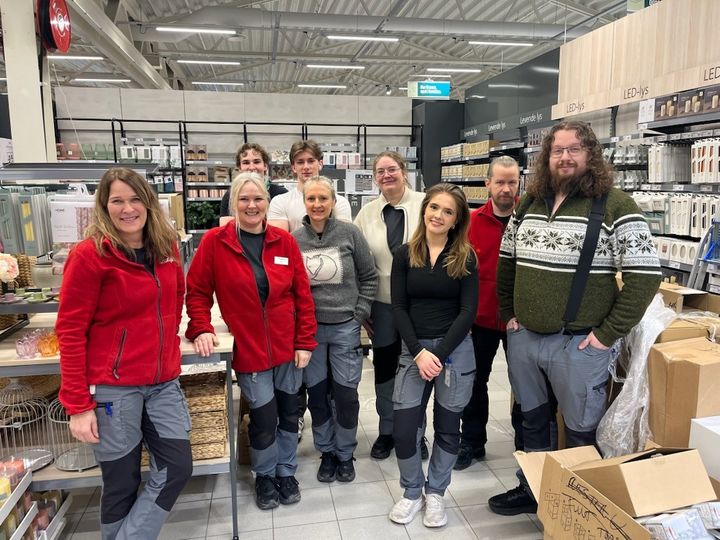 Europris Halden-gjengen. Bak fra venstre: Noah Nystrøm, Andreas Friberg-Johansen, Hanne Cicilie Sørlie og Hans Eriksen Foran fra venstre: Butikksjef Hege Vålbekk, assisterende butikksjef Gry Vålbekk, Gro Elise Haglund, Margrethe Myrvoll, Rino Brox Jakobsen.