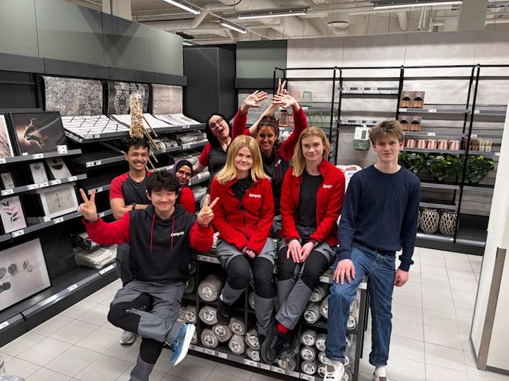 Europris Tasta-gjengen. Bak fra venstre: Ayzar Amiruddin, Fitrani Basayruddin, Galina Baran, Kirsten Skjæveland Brannan. Foran fra venstre: Kim Kjell Khan, Katrine Henriksen, Karolina Sidorek og Thomas Monstad.