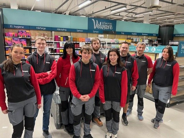 Europris Sogndal-teamet. Fra venstre: Andrine Teigen Fardal, Henrik Nondal, Assisterende butikksjef Linda Ågotnes, Trym Nybø, Tom Even Larsen, Synnøve Teigen Jensen, butikksjef Morten Fardal, assisterende butikksjef Frank Nyheim og Katrine Nordgulen.