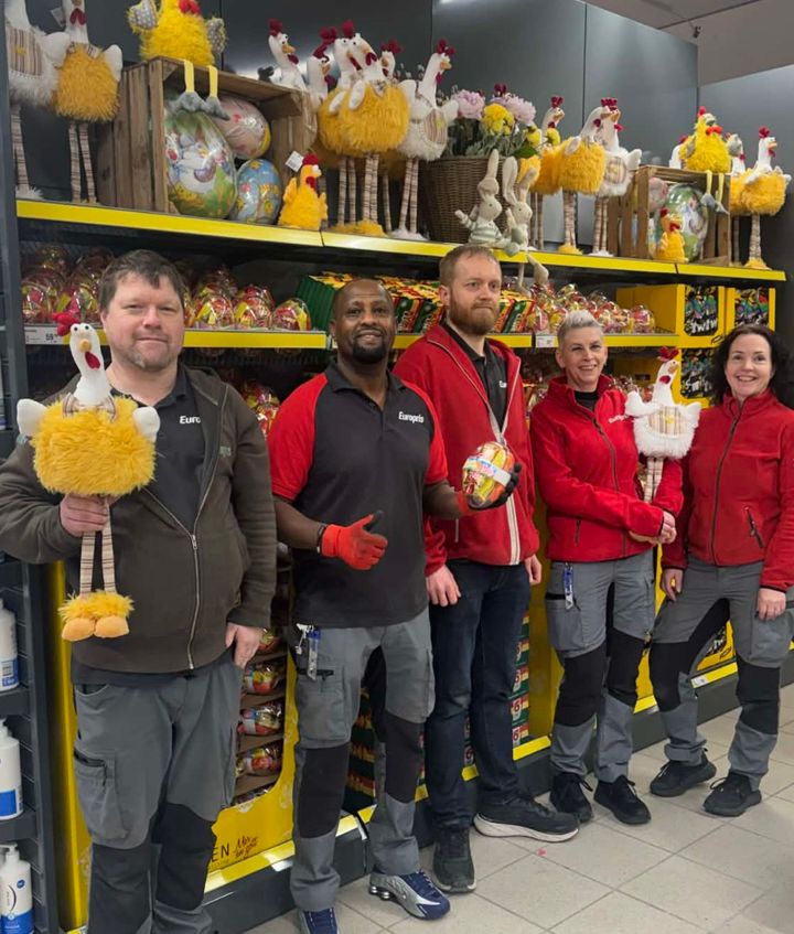 Europris Ulsteinvik-teamet. Fra venstre: Kjell Widar Frantzen, Getahun Legesse Beyene, assisterende butikksjef Frank Tore Holstad, Gunn-Lise Larsen og butikksjef Rita Hunskår Myklebust.