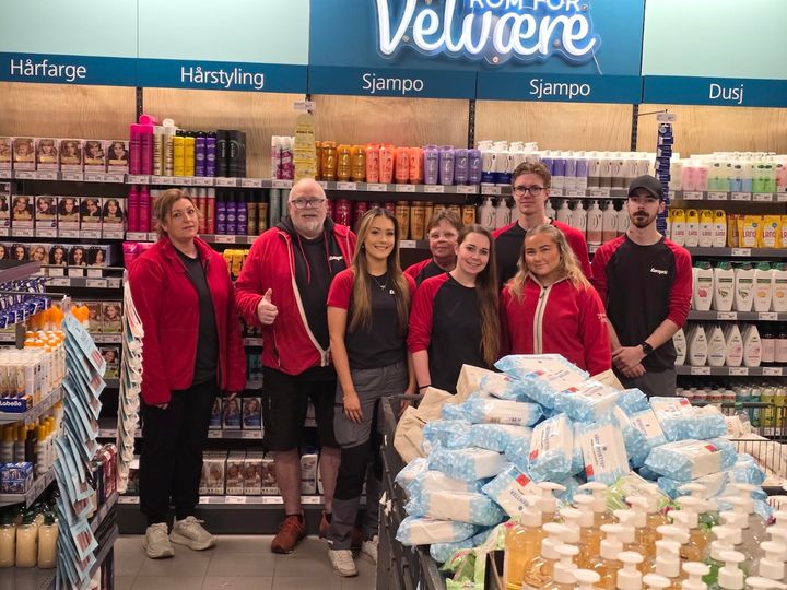 Europris Verdal-teamet. Fra venstre: Camilla Skauge, butikksjef Ivar Arne Indgaard, Julie Mathisen, Hilde Myrvold, assisterende butikksjef Karita Kjønstad, Isak Kjønstad, Amalie Wisth og Remi Høyem.