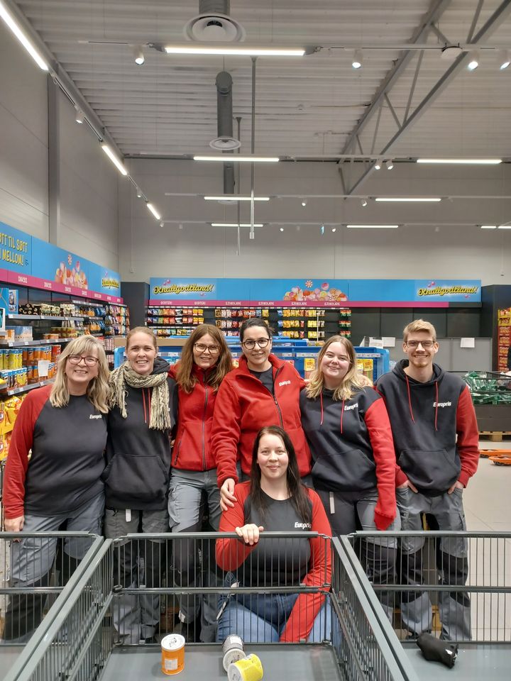 Europris Mandal-teamet. Bak fra venstre: Gro Hilde Abrahamsen, butikksjef Trine Linn Stiland, Gro Inger Mykjåland, Ruva Kurdali Mazlami, Malin Pederseno og Tim Hovden Busch. Foran: Sofie Amalie Nilsen.