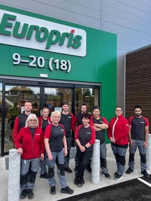 Europris Evje-teamet. Bakerst fra venstre: Assisterende butikksjef Andreas Rekevik, medarbeider Camilla Dovland, Joachim Aaslund, Rune Vegsund og Gideon Aung. Foran fra venstre: Anita Pavljuk Alver, Randi Berg, butikksjef Tonje Kirkholm Skauen, Gry Anita Thorsland og Sina Baboly.