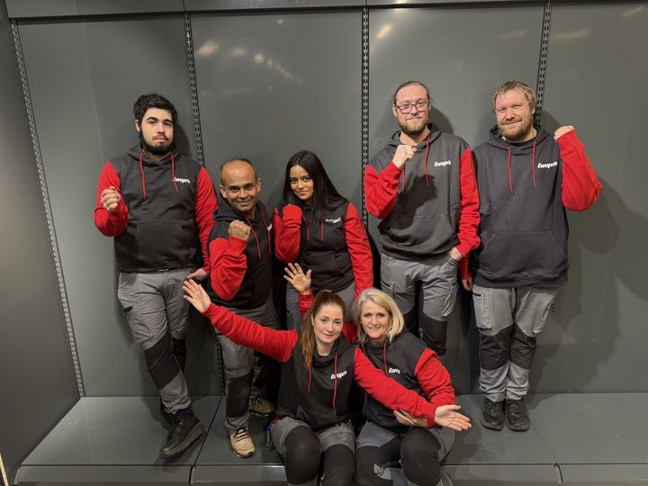 Europris Ølensvåg-teamet. Øverste rad fra venstre: Stian Lund Olsen, Hans Christian Osaland, Alveena Sara Khan,Hasim Ægir Khan og Andreas Håvik Storvik. Nederst: Butikksjef Elin Røkkum og assisterende butikksjef Olivia Kirstin Birkhol.