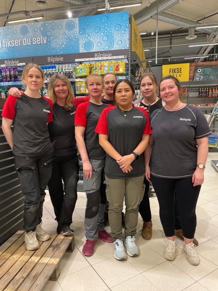 Europris Mo i Rana-teamet. Fra venstre: Mariell Norum Martiniussen, butikksjef Ann-Lisbeth Larsen, Oksana Podurets, Cecilie Karoliussen, Saranya Phalakun, Nina Therese MacNee og Sandra Jasulaitiene.