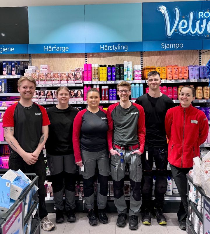 Europris Bodø-gjengen. Fra venstre: Aleksander Gutvik, Emilie Horn, Ass.bs Birgit Evelyn Knutsen, Tim Hovden (Europris Grim), Arne Håkon Punsvik (Europris Alta) og butikksjef Tanja Skjelstad.