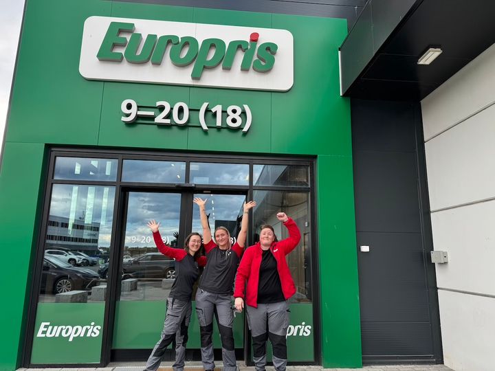 Tre sentrale skikkelser ved Europris Alstad. Fra venstre: Frida Saur-Waleniussen, butikksjef Marianne Sæther og Lisa Westgaard.