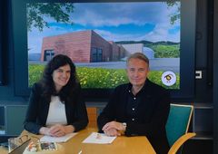 Borghild Lekve, konsernsjef i BIR og Gard Kvalheim, administrerende direktør i LAB Entreprenør har signert avtale om totalentreprise for bygging av BIRs biogassanlegg på Voss.