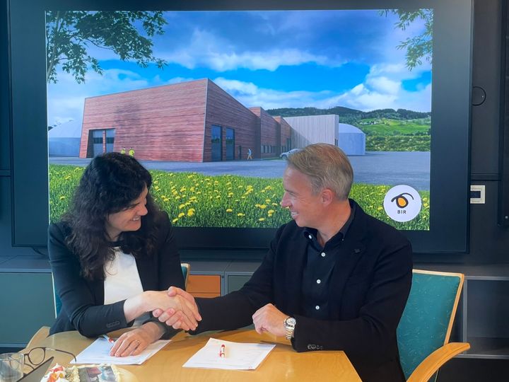 Borghild Lekve, konsernsjef i BIR og Gard Kvalheim, administrerende direktør i LAB Entreprenør har signert avtale for byggentreprisen til BIRs biogassanlegg på Voss. Det blir byggestart i juni 2024.