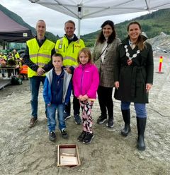 Grunnsteinsnedleggelse biogassanlegg Voss. Tero Kampll (Biovoima Oy), Gard Kvalheim (LAB), Borghild Lekve (BIR), ordfører Tonje Såkvitne og elever fra Palmafossen skule Ola B. Robson og Nelly Bonsaksen Hole.