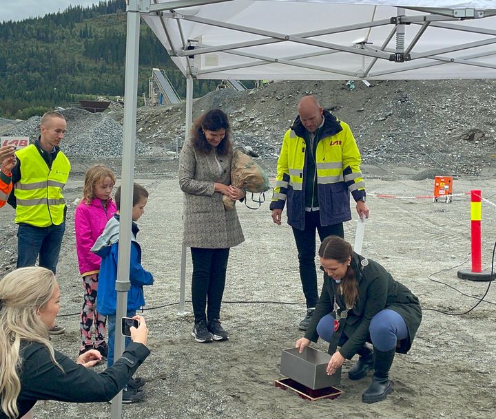 Ordfører i Vosss, Tonje Såkvitne, la ned grunnsteinen til biogassanlegget og er veldig fornøyd med nyetableringen i Vossabygden.