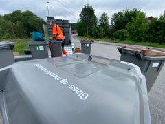 Fra fjorårets utdeling av nye spann til kildesortering. Totalt ble det satt ut om lag 9500 spann for glass og metall, og cirka 7700 spann for matavfall til husholdningene på Askøy.
